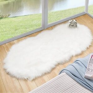 2x4’ white faux sheepskin fuzzy rug